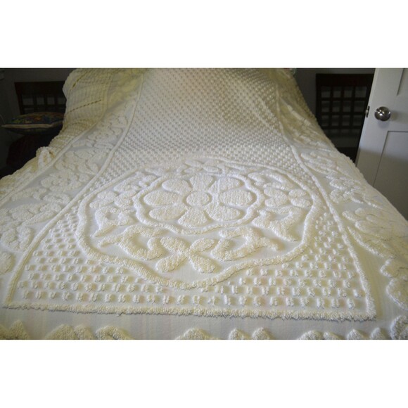 SALE Vintage Chenille Flower Power Mellow Yellow Bedspread - Picture 3 of 9